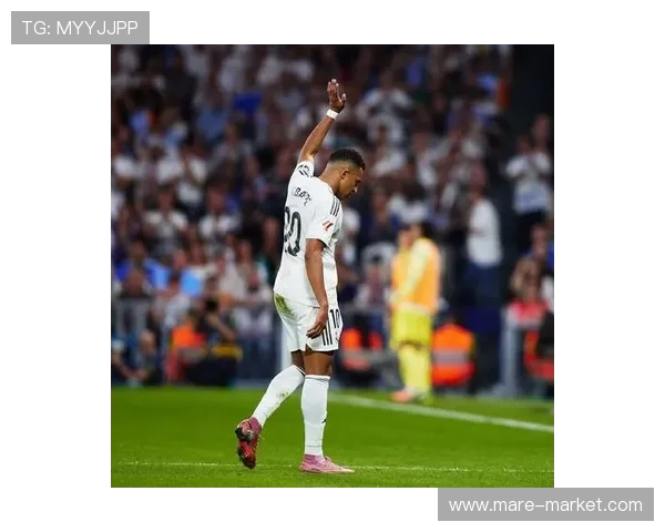 姆巴佩的战术核心地位与更衣室角色如何平衡？